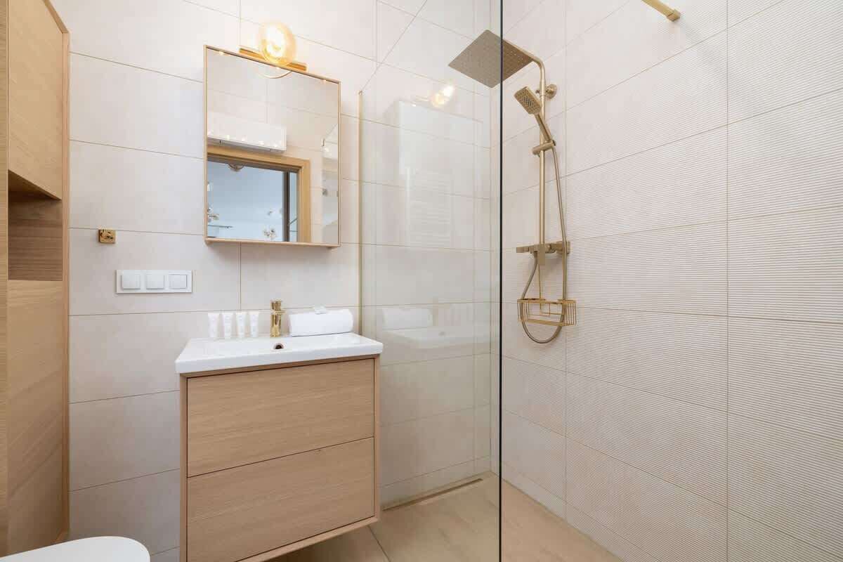 Bruser, hårtørrer, håndklæder, Shampoo
