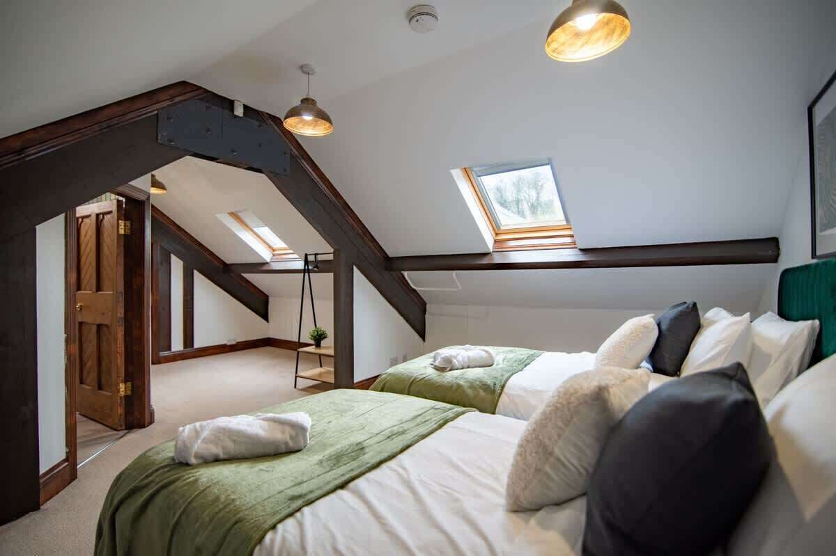 5 bedrooms, iron/ironing board, WiFi, bed sheets