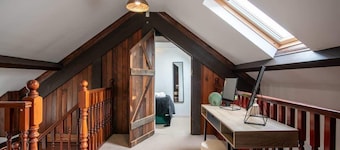 Madison House - Converted Church 5 Bed Pontypool