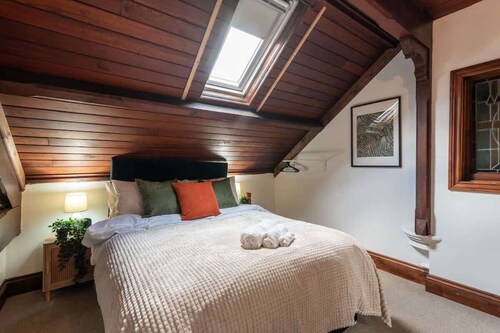 Madison House - Converted Church 5 Bed Pontypool