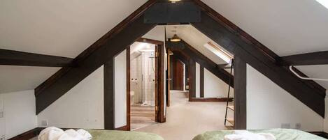 5 bedrooms, iron/ironing board, WiFi, bed sheets