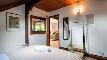 5 bedrooms, iron/ironing board, WiFi, bed sheets