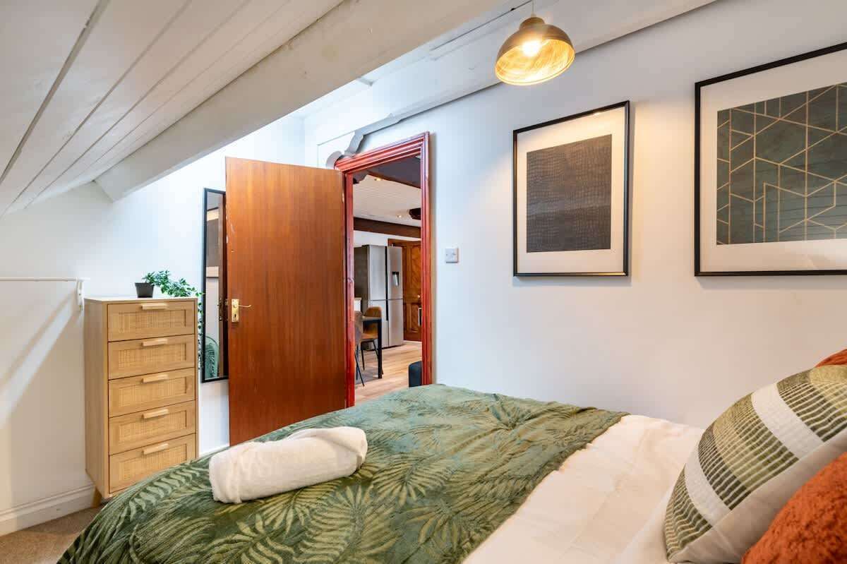 5 bedrooms, iron/ironing board, WiFi, bed sheets