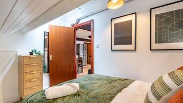 5 bedrooms, iron/ironing board, WiFi, bed sheets