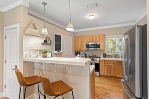 Frigorifero, microonde, piano cottura, lavastoviglie