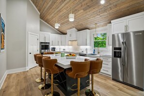 Fridge, microwave, oven, stovetop - Stunning Private Retreat 25mins North of Nashville (Hendersonville)