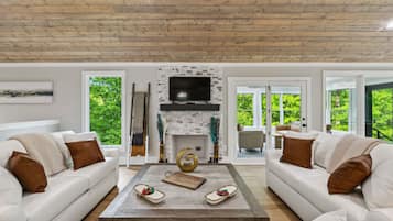 Smart TV, fireplace, video games, table tennis