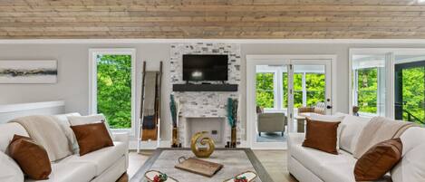 TV connectée, cheminée, jeux vidéo, table de tennis de table