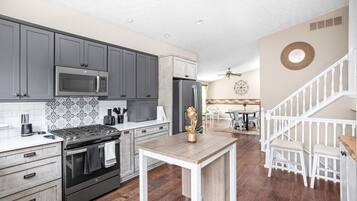 Jääkaappi, mikroaaltouuni, uuni, liesi