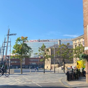 A street view with a Royal Mail building, a historic building, and a modern glass structure. - 2BR Spacious City Centre Apartment (Belfast)