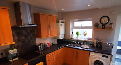 2BR Cozy Duplex in Belfast