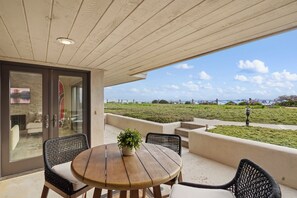 Outdoor dining - Tide and True - Oceanfront, Remodeled, Beach, Pool (Solana Beach)