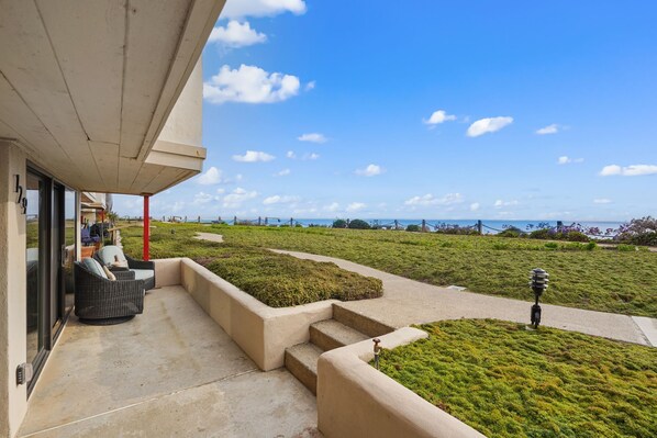 Terrace/patio - Tide and True - Oceanfront, Remodeled, Beach, Pool (Solana Beach)