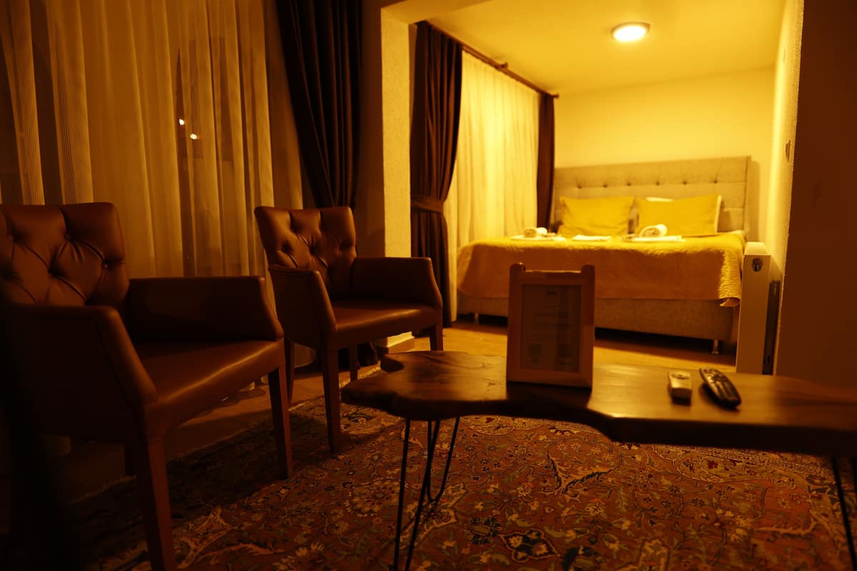 Junior Art Double Room With Balcony (Garden View) | Una cassaforte in camera, con stile personalizzato