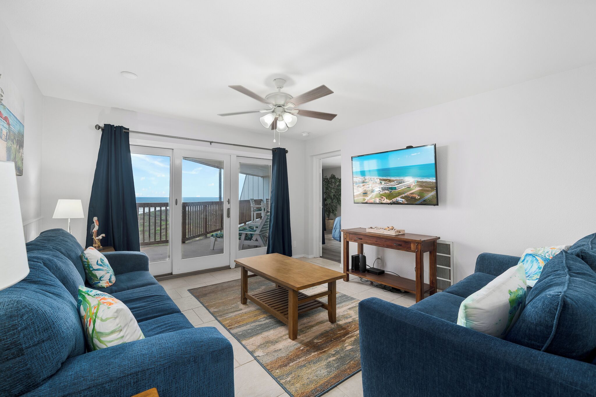 Een televisie, tafelvoetbal, een tafeltennistafel en boeken