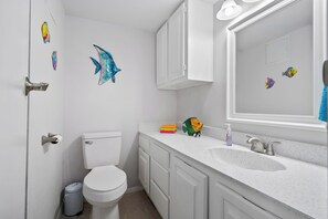 Een douche, een haardroger, handdoeken, toiletpapier