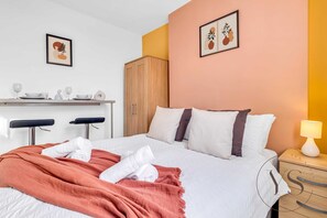 1 bedroom, iron/ironing board, WiFi, bed sheets - Longton Studio B, Ideal for Work or Travel (Stoke-on-Trent)