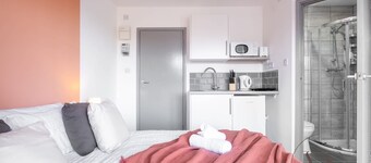 Studio B with Smart TV, Wi-Fi & Parking