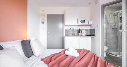 Studio B with Smart TV, Wi-Fi & Parking