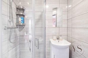 Douche, séchoir à cheveux, serviettes fournies