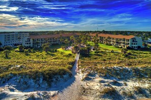Exterior - Cozy Two Level Condo Overlooking the Ocean and Beachside Pool! (St. Augustine)