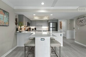 冷蔵庫、電子レンジ、オーブン、コンロ