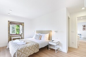 4 bedrooms, iron/ironing board, internet, bed sheets - Quinta Rolim do Bouro with Jacuzzi - Sé Apartments (Amares)