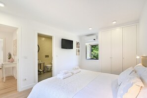 4 habitaciones, tabla de planchar con plancha, internet y ropa de cama 