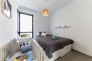 3 chambres, bureau, fer et planche à repasser, accès au Wi-Fi (inclus)
