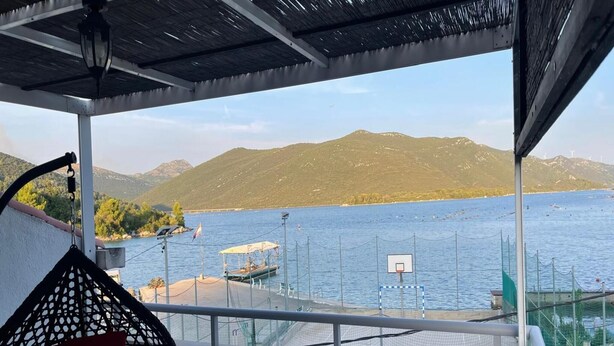 A balcony with a view of a lake and mountains. - Holiday Home Riva (Ston)
