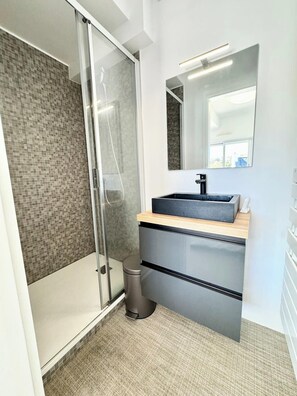Douche, sèche-cheveux, papier toilette