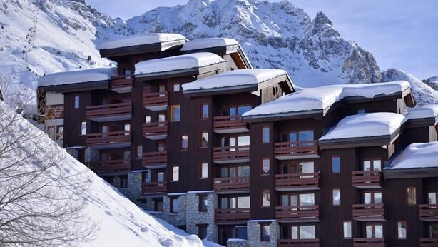 A multi-story hotel with balconies, set against a snowy mountain backdrop. - 50m from ski lifts, 2nd floor, view ski slopes, balcony, tv, 28m², La Plagne (La Plagne)
