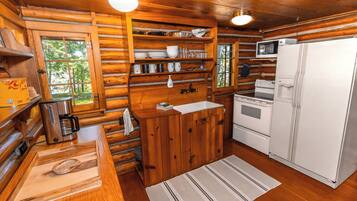 Fridge, oven, stovetop, coffee/tea maker