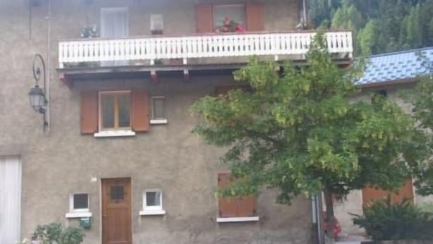 A two-story building with a balcony, windows, and a tree in front. - Ground floor, tv, ski locker, 55m², Val Cenis (Lanslebourg-Mont-Cenis)