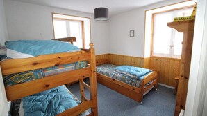 A room with three wooden bunk beds, a small window, and a radiator. - Ground floor, tv, ski locker, 55m², Val Cenis (Lanslebourg-Mont-Cenis)