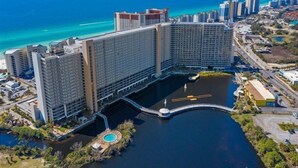 Ein großes Hotel mit mehreren Hochhäusern, einer Marina und einem Poolbereich.
