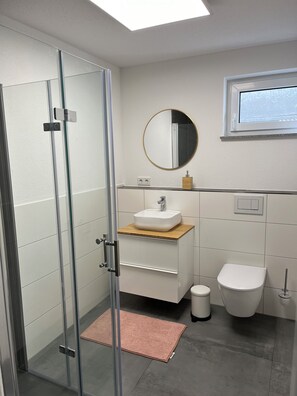 Dusche, Haartrockner, Handtücher, Seife