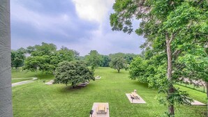 A grassy park area with picnic tables and trees. - WW H202 Mather Street Retreat (NEW BRAUNFELS)