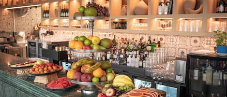 Petit déjeuner buffet (18 EUR par personne)