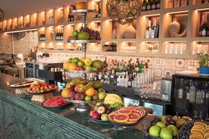 每日供应自助式早餐（每人 EUR 18）