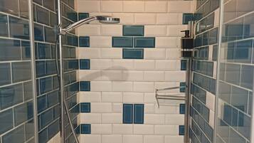 Douche, sĂšche-cheveux, serviettes fournies, savon