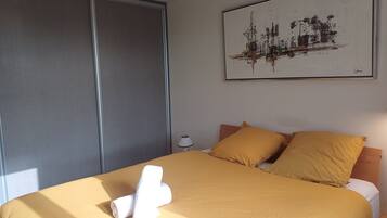 2 chambres, fer et planche Ă repasser, Wi-Fi, draps fournis