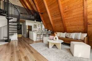 Smart-TV, Kamin, Bücher, Stereoanlage