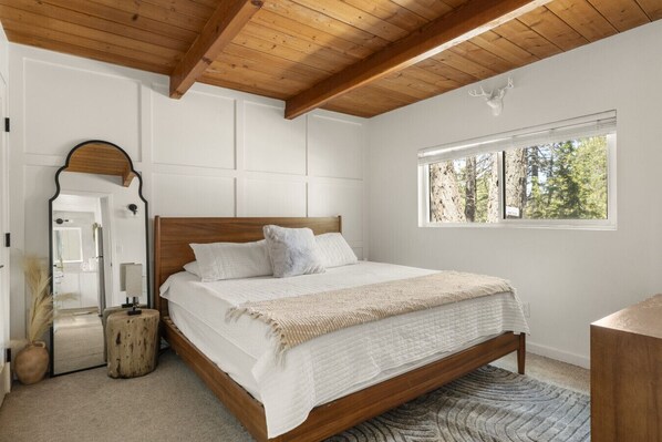 1 Schlafzimmer, Schreibtisch, Bügeleisen/Bügelbrett, Reisekinderbett