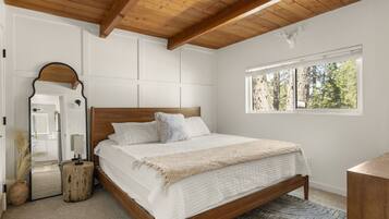 2 habitaciones, escritorio y tabla de planchar con plancha