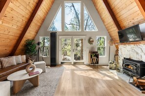 Smart-TV, Kamin, Bücher, Stereoanlage