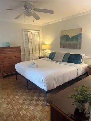 2 bedrooms, iron/ironing board, travel cot, WiFi - Cozy 2BR 2BA in Downtown Atlanta! (Atlanta)