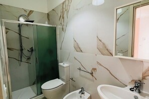 Chuveiro, secador de cabelo, toalhas de banho, sabonete