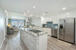 Een koelkast, een magnetron, een oven, een kookplaat