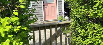 Cozy Artist's Cottage by the Sea